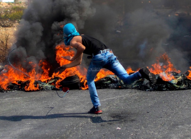 بالصور: طلبة القدس المفتوحة يشاركون في مواجهات على مدخل البيرة الشمالي